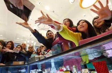 插日女人中国人依然爱赴日旅游 消费已由爆买转向网购